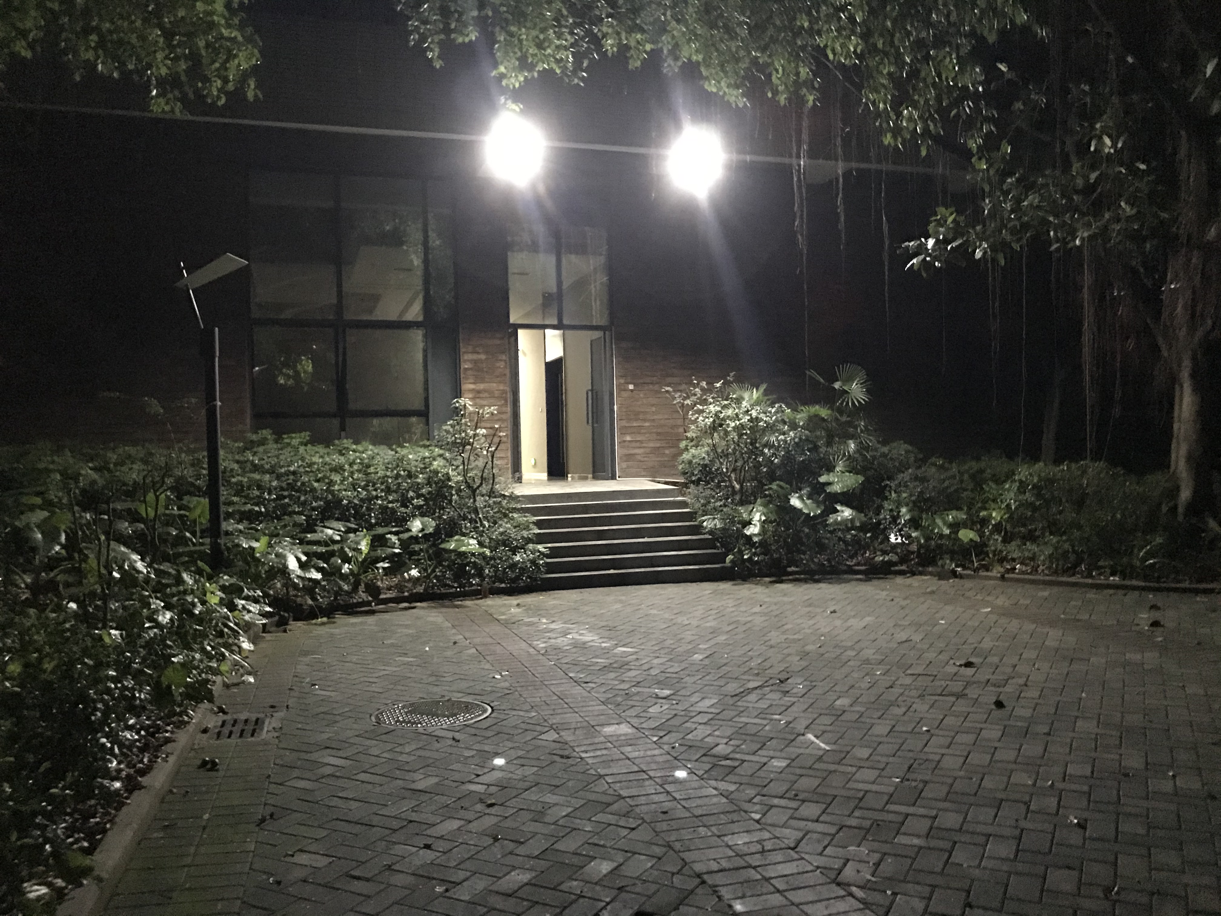 夜晚院子太黑想安装照明灯？太阳能庭院灯或许是不错的选择